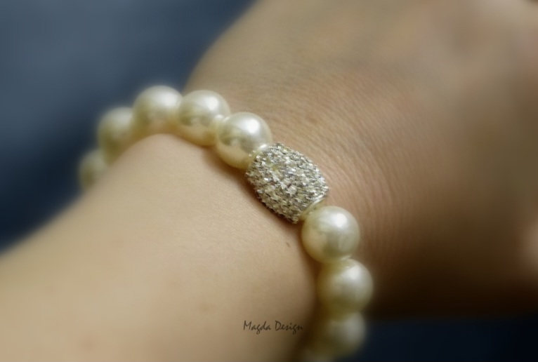 Náramek perlový se štrasem